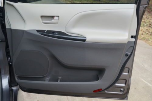 2011 TOYOTA SIENNA LE 1-ONWER OFF LEASE NON SMOKER, image 64
