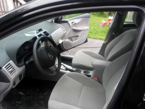 2013 Toyota Corolla LE Sedan 4-Door 1.8L, image 2