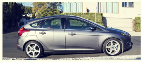 2012 ford focus titanium hatchback 4-door 2.0l