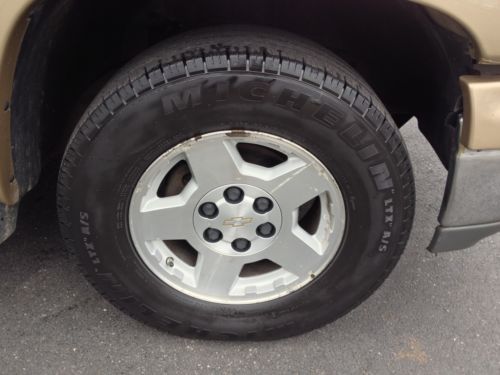 NO RESERVE NR 2005 CHEVY SUBURBAN 4x4 RUNS GOOD, image 36