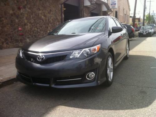 2013 gray toyota camry se low mileage, fully loaded,navigation, bluetooth