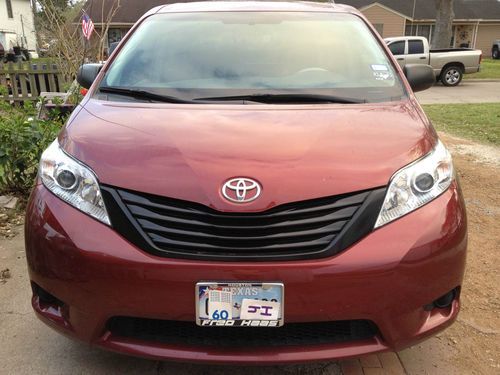 2011 toyota sienna 4 cyl, 21,000 miles, cloth, alloy wheels, very good condition