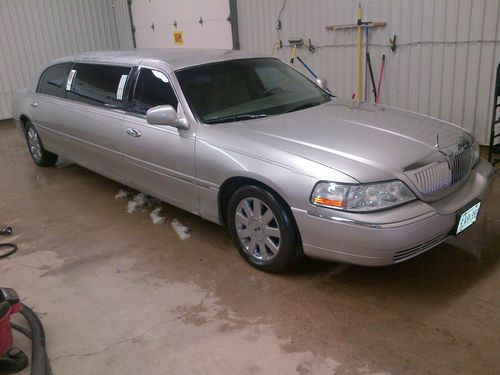 2003 lincoln town car executive limousine 4-door 4.6l