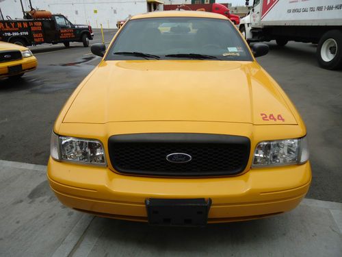 2010 ford crown victoria nyc yellow cab sedan 4-door 4.6l no reserve collectible