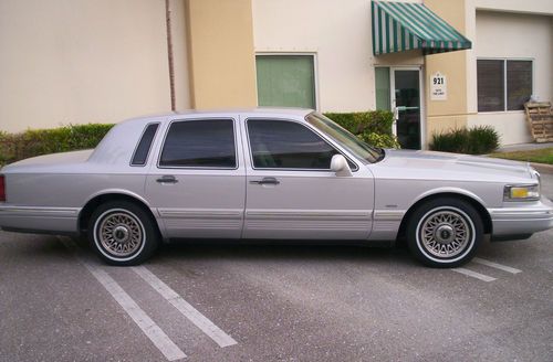 Low mileage 1995 lincoln executive town car