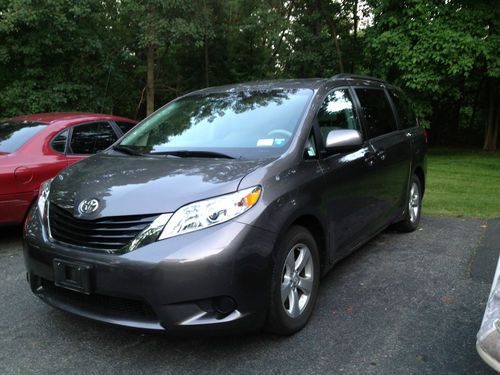 2012 toyota sienna passenger van 3.5l 18,600 miles one owner