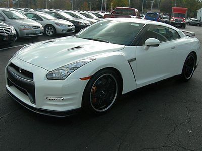 Pre-owned 2014 gtr track edition, white, save from new !!!  only 945 miles