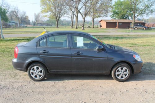 2010 hyundai accent  gls 4 door  low miles 4 door sedan excellent gas mileage