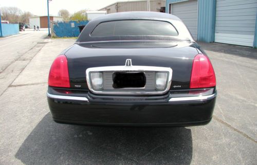 2005 70" Lincoln Town Car Limousine, image 2