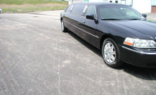 2005 70" Lincoln Town Car Limousine, image 4