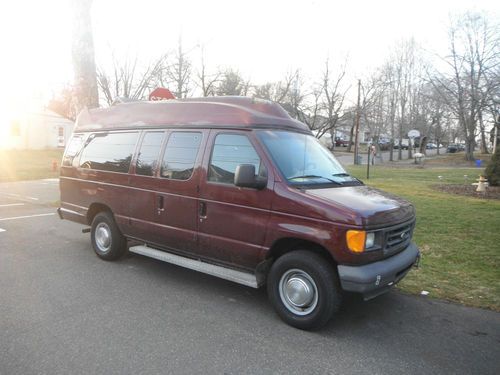 06 ford e250 handicap van wheel chair lift 127ooo miles clean runs perfect