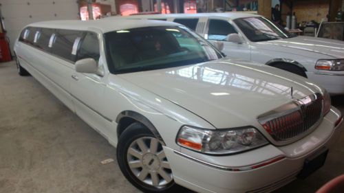 Lincoln stetch 14 passenger limousine