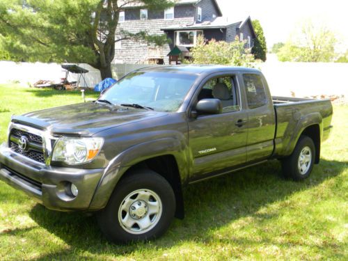 2011 toyota tacoma 4x4 v6 access cab sr5 (low miles)