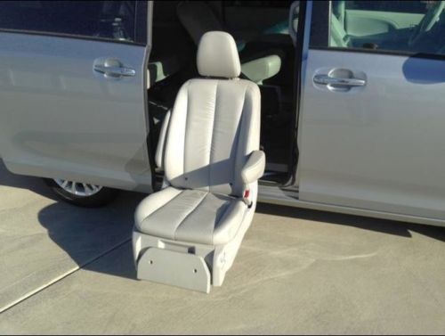 2011 toyota sienna xle with factory mobility seat