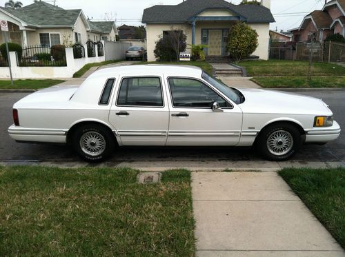 1993 lincoln town car cartier 4 door v8 overhead cam with only 131,321 miles