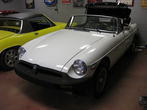 1978 mgb mg b nice car white runs and drives great won a lot of shows..