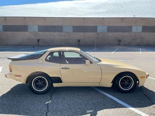 1984 porsche 944 base 2dr hatchback