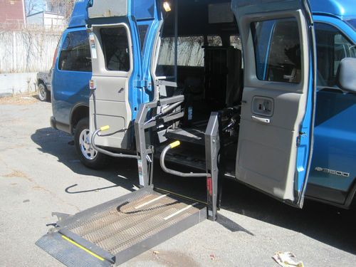 Wheelchair accessible disabled handicap van wheel chair lift low miles