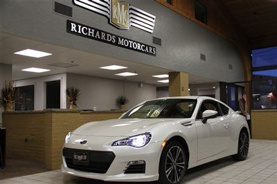 Suburu brz premium navigation satin pearl 3k miles!
