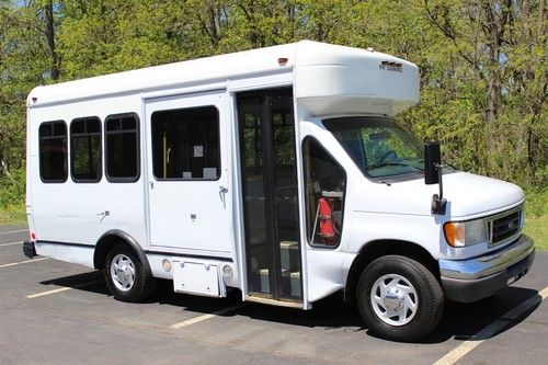 2005 ford e350 wheelchair/ stretcher bus