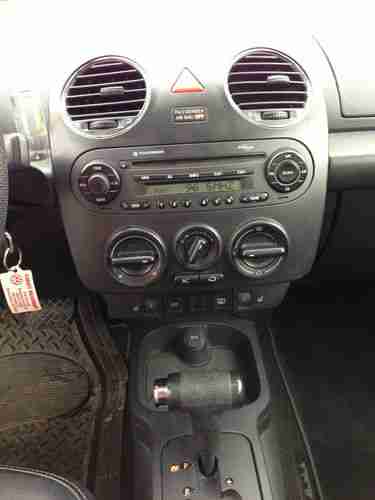 2006 Volkswagen Beetle 2.5 Hatchback 2-Door 2.5L, image 3