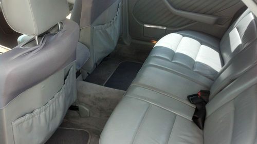 1989 Mercedes-Benz 300SEL, image 2