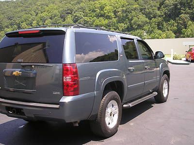 NO RESERVE 08 CHEVY SUBURBAN Z71 4X4 LOADED , LEATHER ,ROOF, REAR DVD, image 2