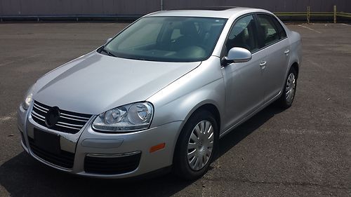 2009 volkswagen jetta 2.5 salvage title repaired has sun roof and is very clean