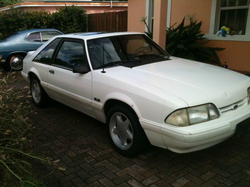 1993 ford mustang lx hatchback 2-door v8  5.0l