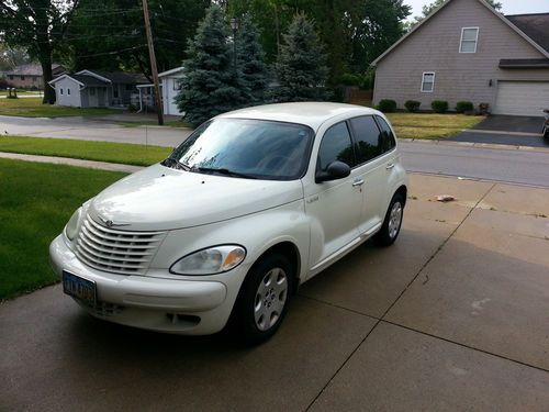 2005 chrysler pt cruiser touring wagon 4-door 2.4l very low miles 33,000