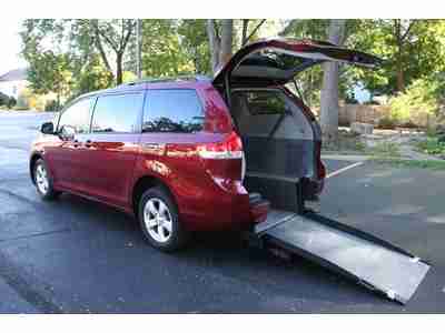 2011 Toyota Sienna Handicap Accessible Wheelchair Van Rear Entry Extra Wide Ramp, image 18