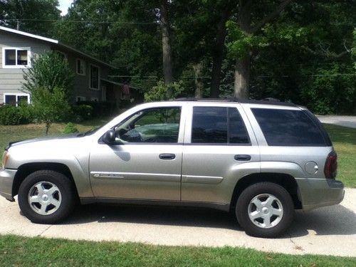 4x4 2002 trailblazer in great condition, well taken care of, warranty