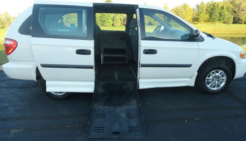 2007 wheelchair accessible dodge grand caravan se mini passenger van 4-door 3.3l