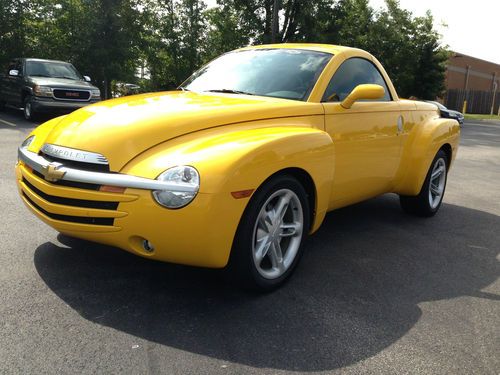 2004 chevrolet ssr convertible 2-door