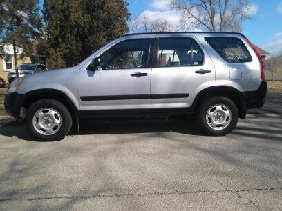 Honda cr-v 2003 4x4 all wheel drive manual transmition 5-speeds runs great.