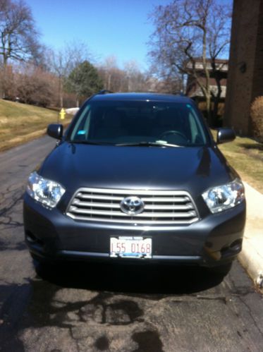 Toyota highlander base model/low miles!!!