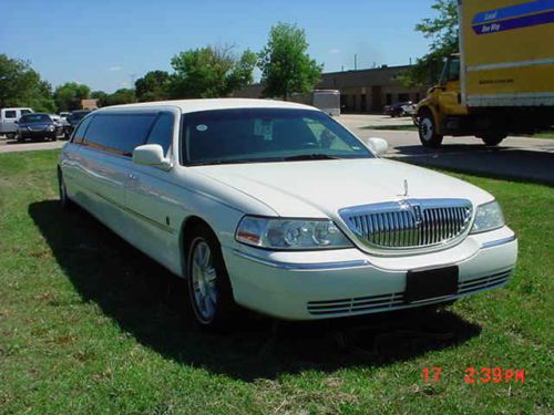 2007 Lincoln Town Car Executive Sedan 4-Door 4.6L, image 2
