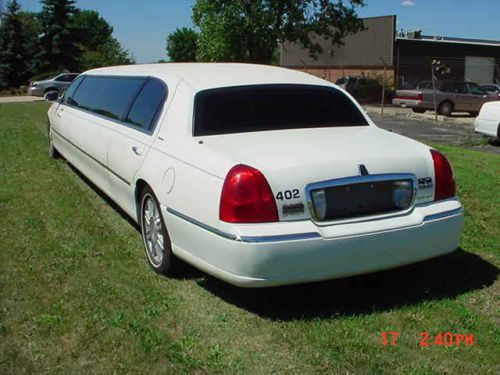 2007 Lincoln Town Car Executive Sedan 4-Door 4.6L, image 3