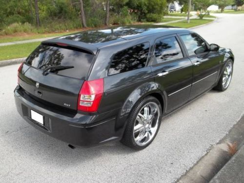 Loaded! fancy! 2006 dodge magnum wagon dvd player chrome rims and more!