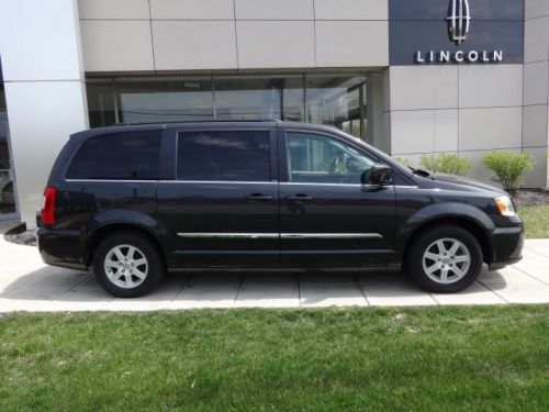 2011 chrysler town & country touring