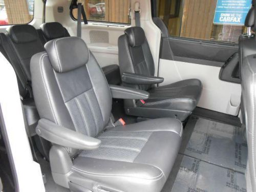 2010 chrysler town & country touring plus