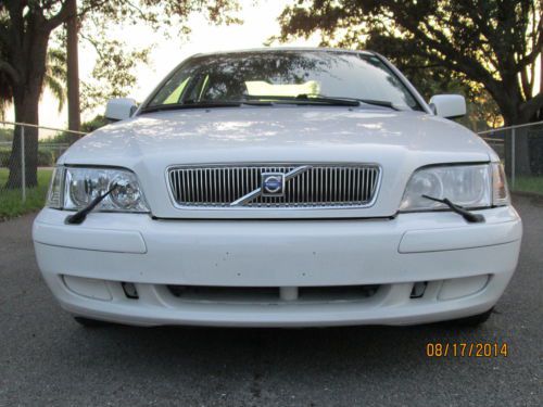 2004 volvo s40 1.9t low miles = great on milage white - tan / beige leather int