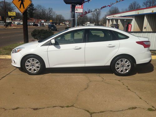 2012 ford focus se sedan 4-door 2.0l