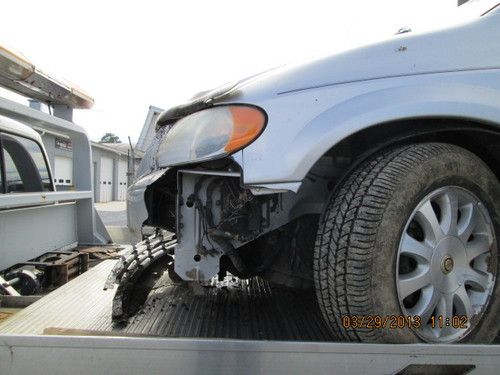 2001 chrysler town and country mini van