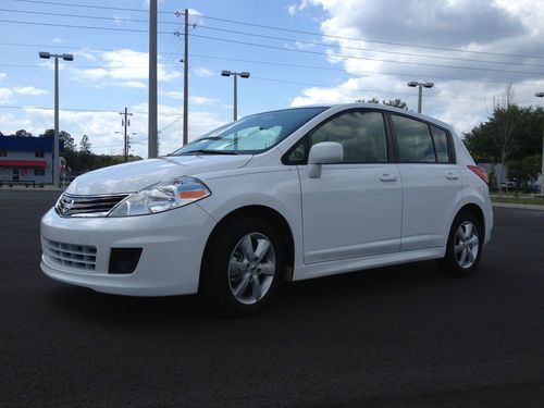 2012 nissan versa sl hatchback 4-door 1.8l 10k miles no reserve