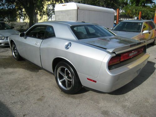 2010 dodge challenger se coupe 2-door 3.5l