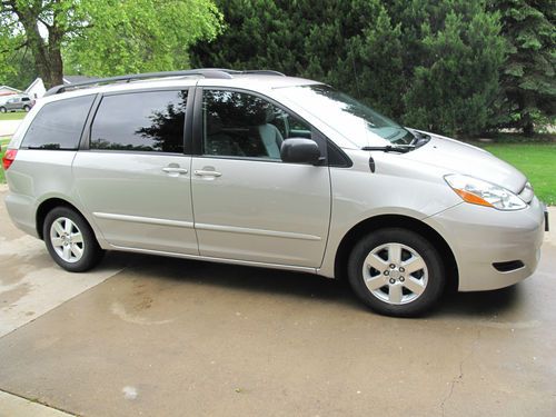 Sienna le mini van 7 passenger original owner non-smoker