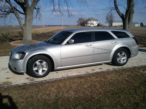 2006 dodge magnum sxt 47,000 v6 auto. super clean. pampered