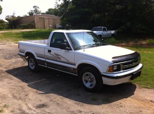 1996 chevrolet s10 base standard cab pickup 2-door 2.2l