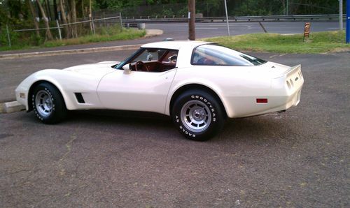 1981 corvette - t-tops - a must see